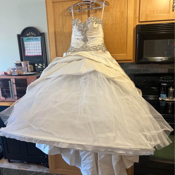 Wedding dress-Allure Elegant Ivory Ball Gown with Beaded Bodice number 9003 - Picture 7 of 16